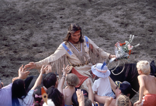 Der französische Schauspieler und Darsteller des Indianerhäuptlings "Winnetou", Pierre Brice, im Juli 1990 bei den Karl-May-Festspielen in Bad Segeberg mit seinen Fans. Foto: Stefan Hesse +++(c) dpa - Report+++