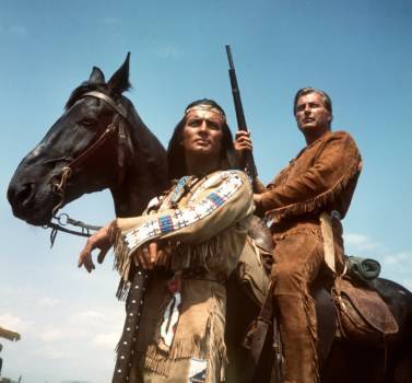 Pierre Brice (l) als Apachen-Häuptling Winnetou und Lex Barker als sein Blutsbruder Old Shatterhand in einer Szene des Karl-May-Films "Im Tal des Todes" (undatierte Aufnahme). Der französische Schauspieler Pierre Brice feiert am 6. Februar seinen 75. Geburtstag. Seine Paraderolle ist die des Winnetou in zahlreichen Karl-May-Verfilmungen sowie bei den May-Festspielen in Elspe und Bad Segeberg. Darüber hinaus war Pierre Brice u.a. auch in Serien wie "Das Traumschiff" und "Ein Schloss am Wörthersee" zu sehen. Privat ist er seit vielen Jahren glücklich mit seiner Hella: Das Paar lernte sich 1976 kennen, Hochzeit war 1981.