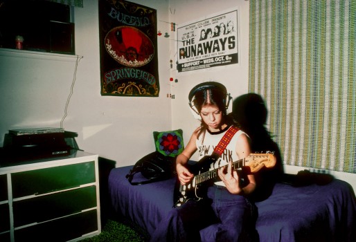 Bassistin Jackie Fox in ihrer Wohnung in Kalifornien (1976) 