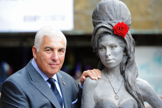 Mitch Winehouse neben einer Statue seiner Tochter.