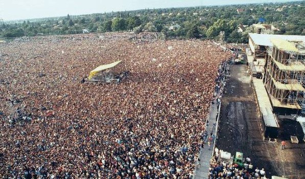 Blick über die rund 150 000 Fans beim Konzert des amerikanischen Rockmusikers Bruce Springsteen am 21. Juli 1988 in Ost-Berlin (DDR).