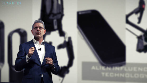 David Levinson (Jeff Goldblum) stellt auf einer Pressekonferenz mehrere neue Produkte vor, die dank Alien-Technologie realisiert wurden.