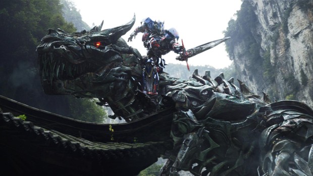 Optimus Prime reitet einen Dinobot in dieser Szene aus „Transformers: Age Of Extinction“