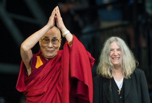 Patti Smith und der Dalai Lama auf dem Glastonbury Festival 2015.