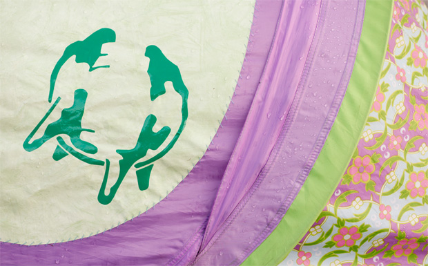 Das Immergut-Logo an einem Blümchenzelt