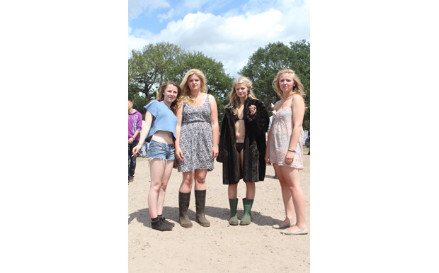 Also, falls es anfangen sollte zu regnen, kriegt eine der Damen ziemlich nasse Füße.