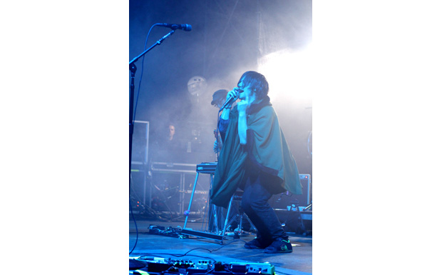 Hobbit-Alarm! Conor Oberst geht in die Knie.