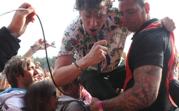 Ed Macfarlane von Friendly Fires geht auf Tuchfühlung mit den Fans.