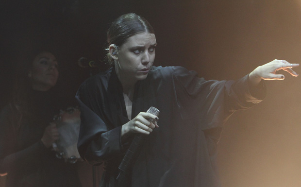 „Dance, Dance, Dance“ brach nach halber Strecke plötzlich in ein furioses Percussions- und Drums-Geklacker aus