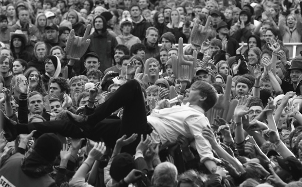 „Howlin“ Pelle Almqvist von The Hives beim Bad in der Menge.