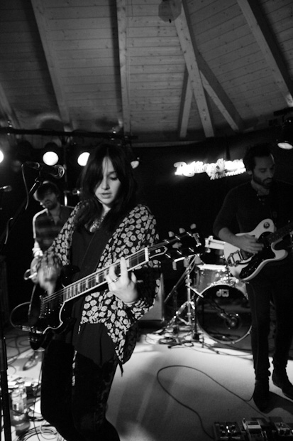 Die Howling Bells bei ihrem eigenen Auftritt im Rondell.