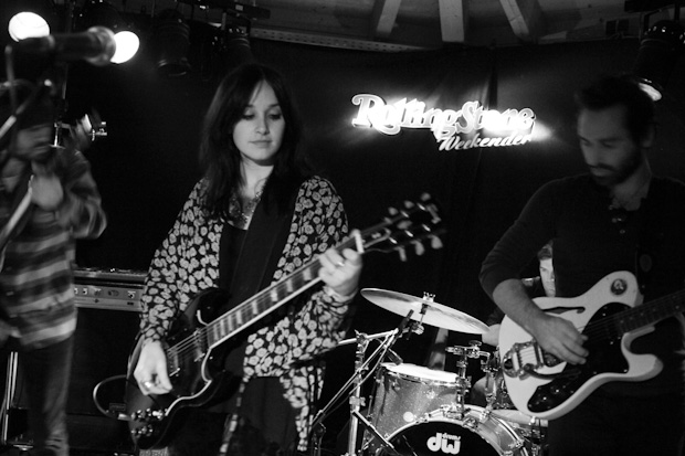 Ach, sie ist aber auch schon eine Hübsche. Das letzte Album "The Loudest Engine" wurde übrigens von Killers-Bassist Mark...