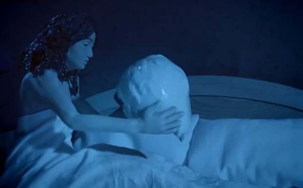 Dahingeschmolzen: In 'Misty' verbringen eine junge Frau und ein Schneemann eine augenscheinlich zu heiße Nacht. 