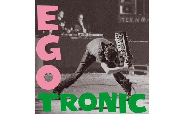 Seitdem zerschmetterten verschiedenste Künstler verschiedenste Gegenstände. Hier Torsun von Egotronic mit einem Keybord...