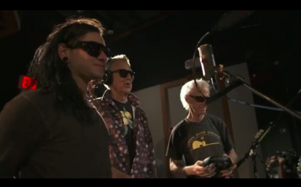 Skrillex und The Doors im Studio bei den Aufnahmen von "Breakn'A Sweat"
