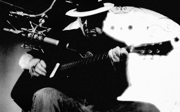 "Crosby, Stills und Nash sind doch fette alte Fürze", schrie David Geffen ins Telefon. Der einzige, der überhaupt Talent hat, ist Neil Young!"