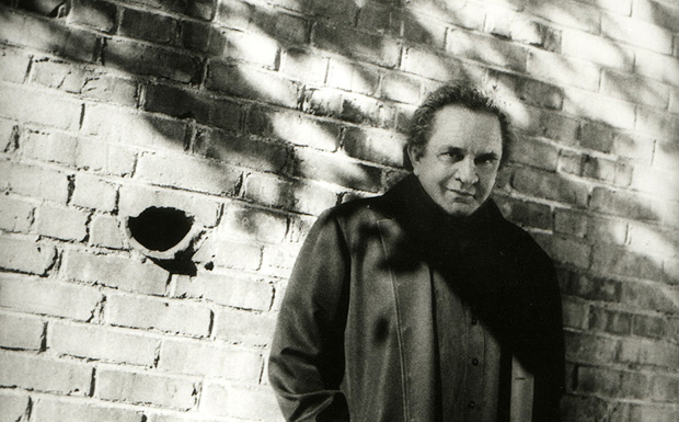 Über Johnny Cash in Berlin: "Tatsächlich ist Cash viel größer, als die bloße Summe seines Repertoires der letzten Jahre. Und als ob der das nicht wüßte, sagt er, als er zur Gitarre greift: 'Eric Clapton ich nicht bin." Praise the lord!"