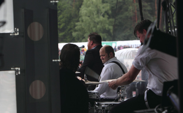 Blick durch die Lücke auf The Hives