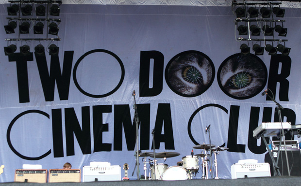Willkommen beim Two Door Cinema Club.