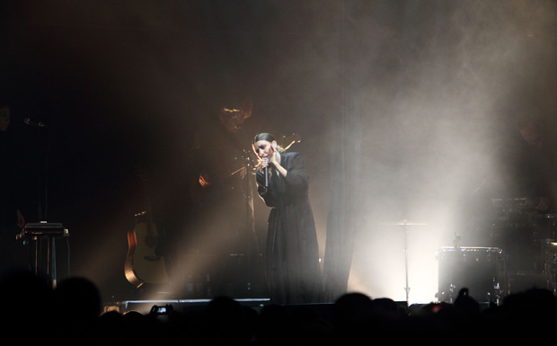 "Lykke Li verzauberte und beschwörte schwarzgewandet im Bühnennebel und verstand es, ihre Songs live noch treibender zu ...