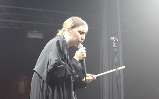 Ihre Stimme dabei: mal lasziv schmeichelnd, mal fordernd, mal seufzend.