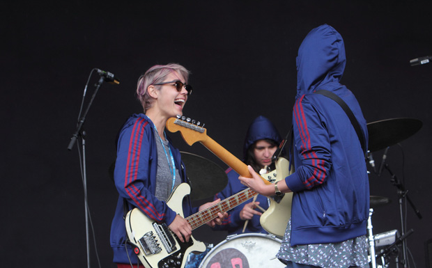 Zeit für einen Plausch: Emily Kokal, Jenny Lee Lindberg und Stella Mozgawa von Warpaint.