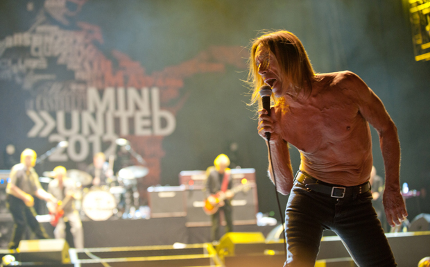 Iggy Pop and the Stooges. Hier in der wohl typischsten aller Iggy Pop-Posen.