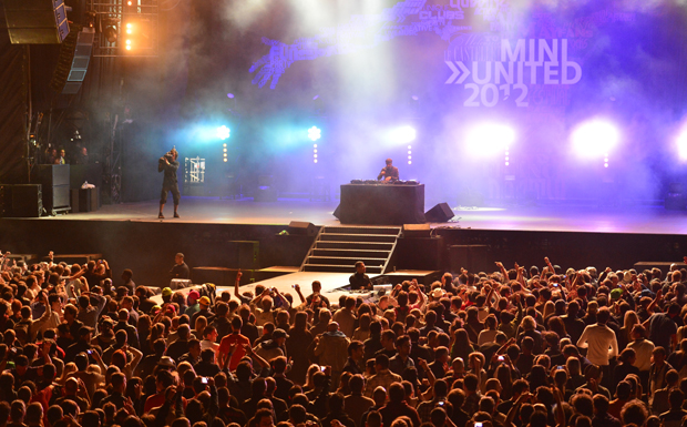 Der französische House-DJ Martin Solveig erfreut sich beim Publikum des Mini United 2012 großer Beliebtheit.