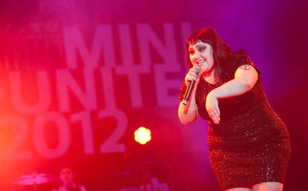 Mit Frontfrau Beth Dito, die barfuß im Glitzerkleid über die Bühne tanzte.