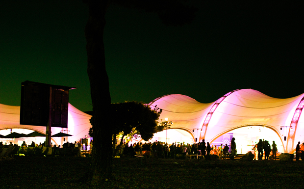 Das Ausstellungszelt bei Nacht.
