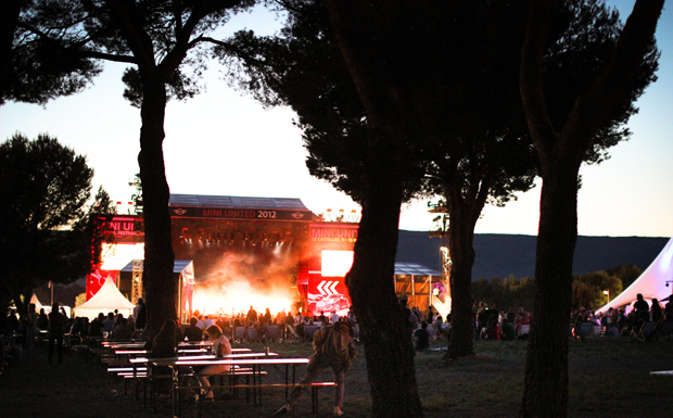 Auf der hier bunt beleuchteten Bühne, gaben sich unter anderem Iggy Pop, The Ting Tings und Gossip die Ehre.