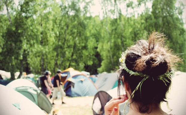 ...oder mit einem Blumenkranz auf dem Kopf auf den Campingplatz.