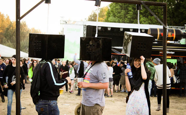 Der Blick auf das Festival aus schwarzen Boxen...