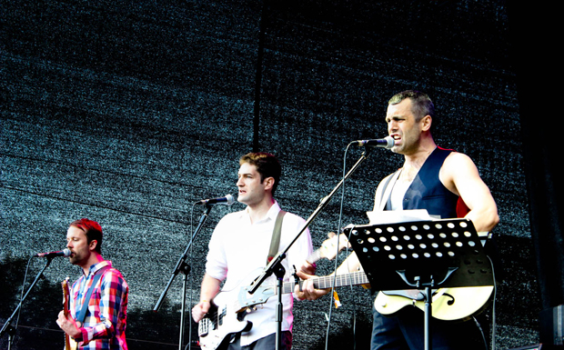 Rechts im Bild Joel Gibb von The Hidden Cameras