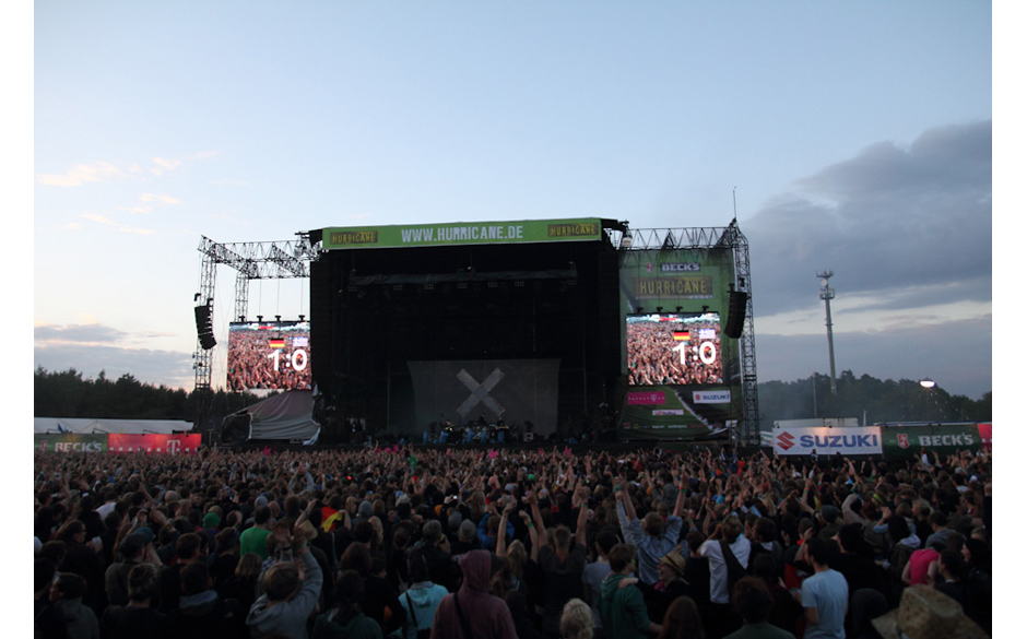The XX spielten in Konkurrenz zu dem Deutschland-Griechenland Virtelfinalsspiel. Beim 1:0 ging ein Jubeln durch die Menge.