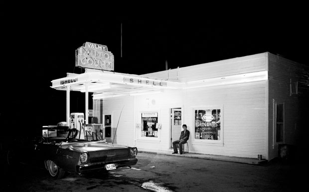 Springsteen zu dunkler Stunde auf einem Promofoto für "Darkness on the Edge of Town Story"