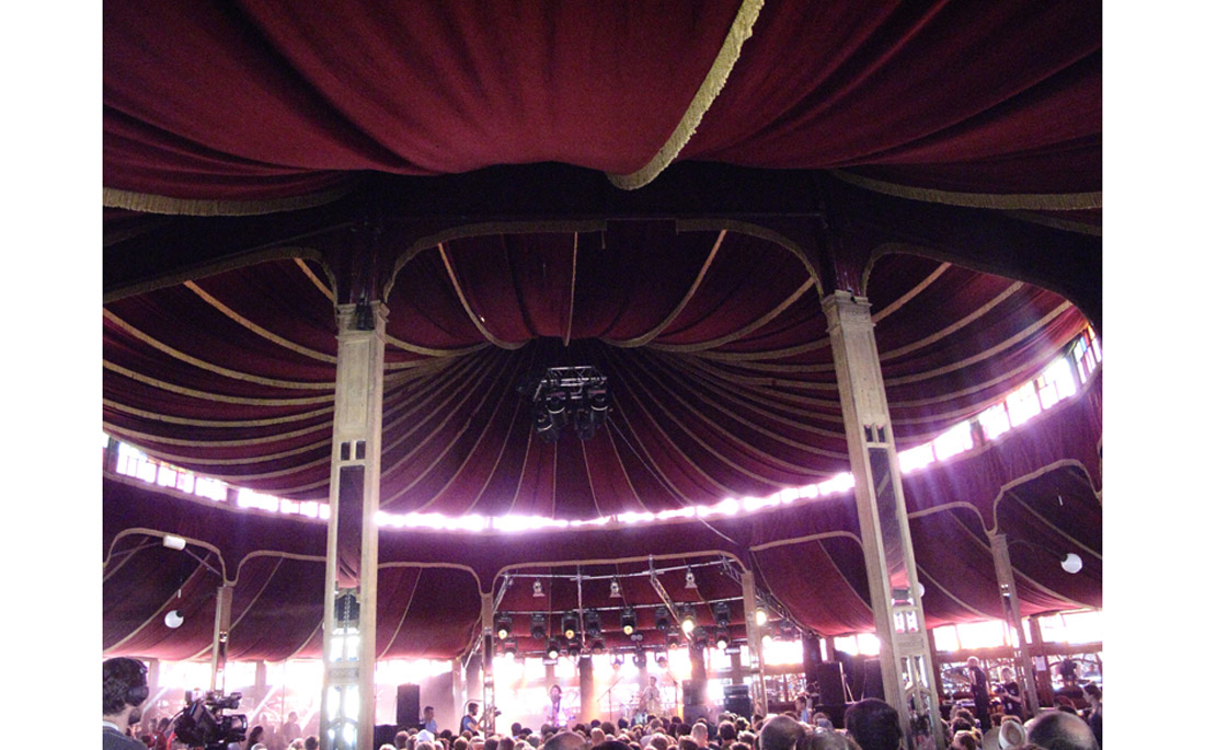 Das Spiegelzelt ist eine ebenso gefürchtete wie geliebte Spielstätte. Der Haken ist nämlich...