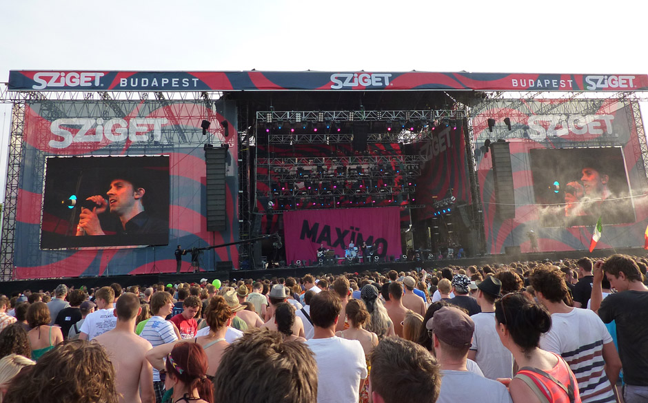 Eine der Hauptbühnen. Es spielten in diesem Jahr neben den hier gezeigten Maximo Park...