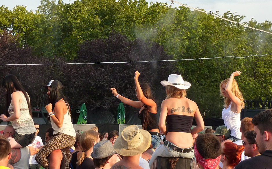Feierende, auf Schultern reitende Damen.