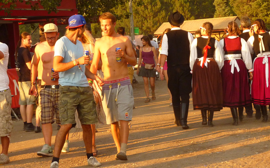 Hier trifft ungarischer Volkstanz auf modernes Festivalverhalten.