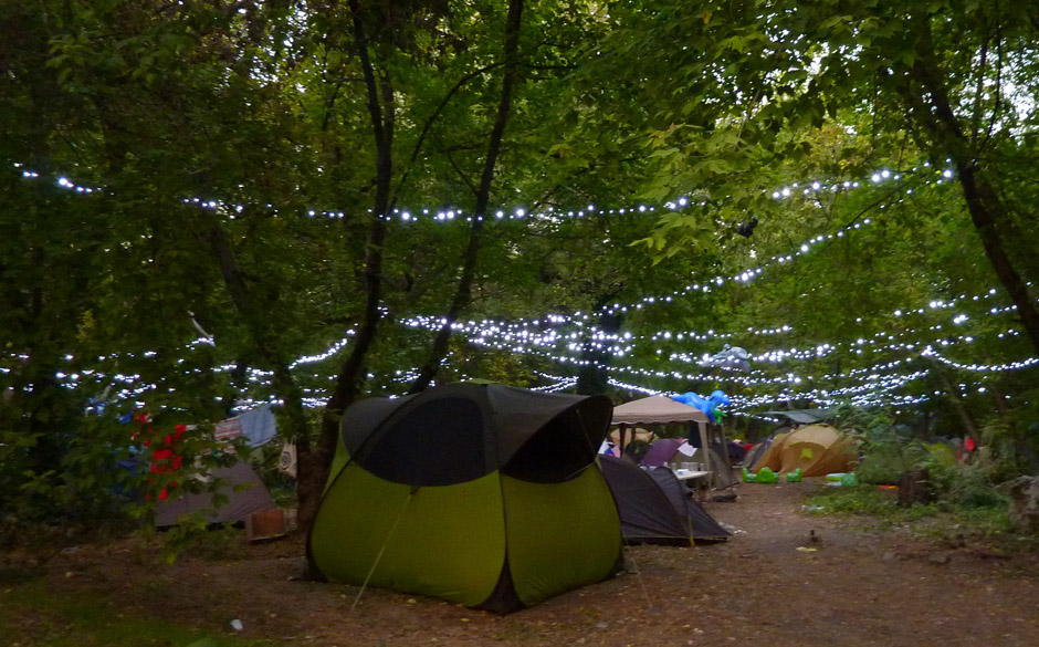 Eine Zeltstadt auf der Festivalinsel. Manch einer campt direkt neben den Bühnen.