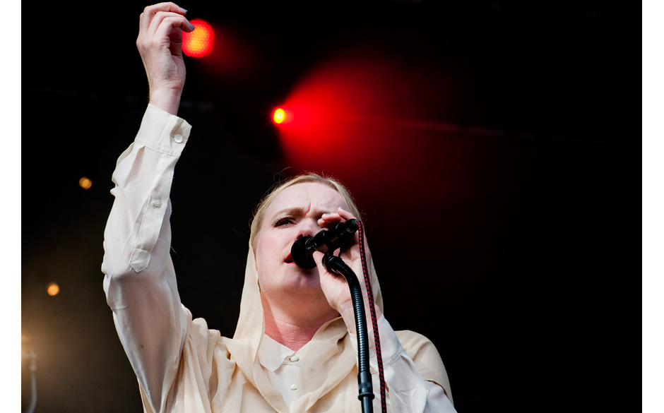 Mit ihrer geisterhaft schönen Stimme und diesem Outfit wirkte sie ein wenig, als wäre sie aus dem Herrn der Ringe gestie...