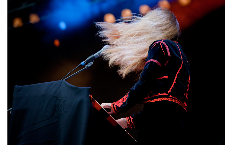 Dunkler Gesang, tief tönendes Klavierspiel - ihre Musik erinnert oft an die eingängigeren Songs von Zola Jesus.