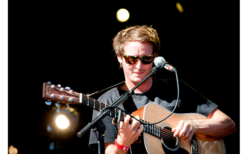 Ben Howard im nachmittäglichen Sonnenschein.