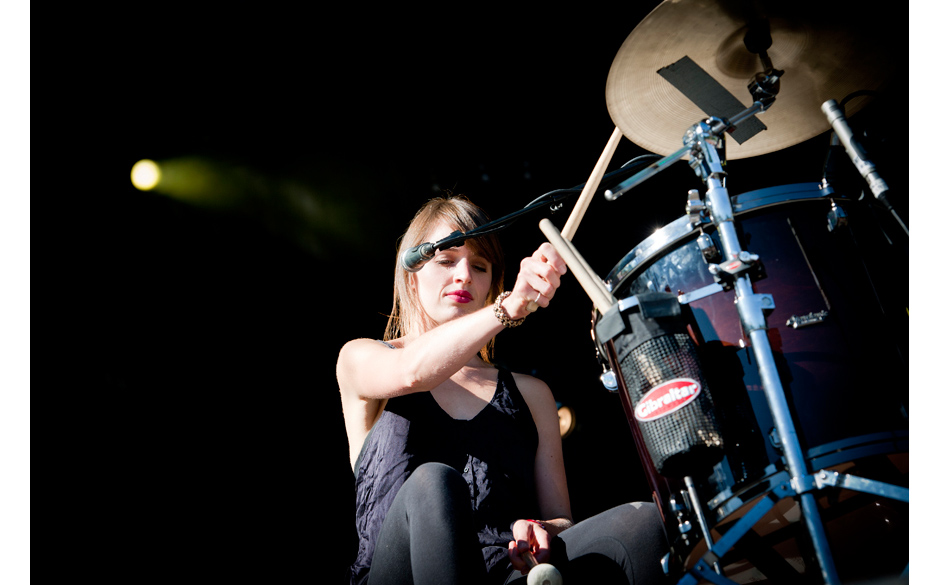 Eine Dame begleitete Ben Howard an den Drums.