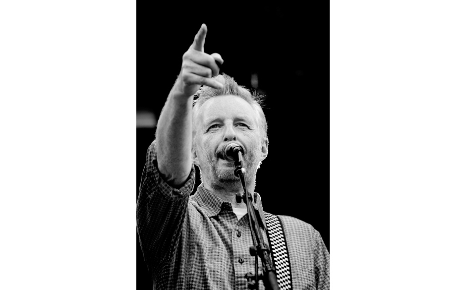 Billy Bragg schaltete auch hier innerhalb von Sekunden vom launigen Politkommentator zum Songwriter um.