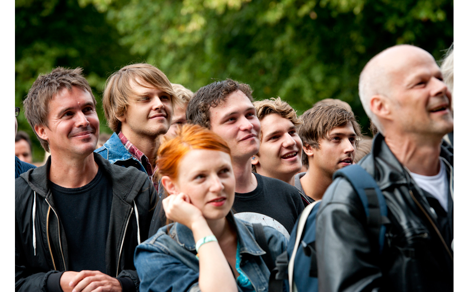 Fans aus allen Altersgenerationen vor der Bühne.
