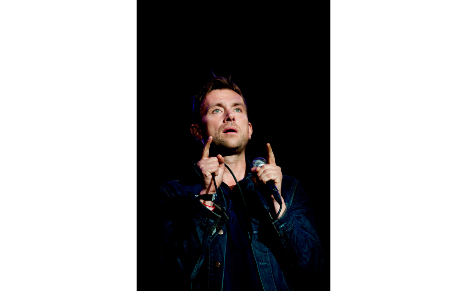 Damon Albarn wartet auf seinen Einsatz.