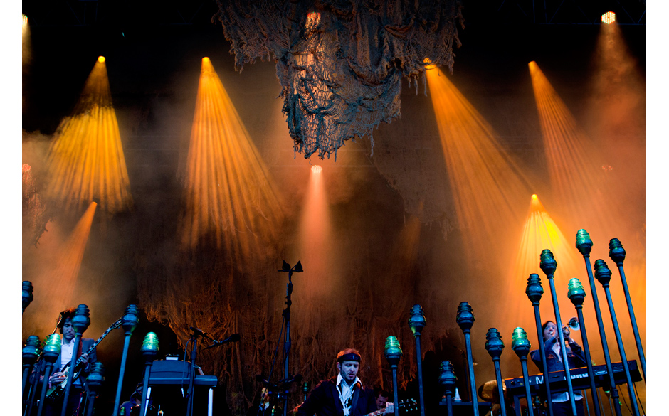 Dramatisches Bühnenbild, dramatische Musik: Eine Mischung, die aufgeht, bei Justin Vernon und seiner Band.