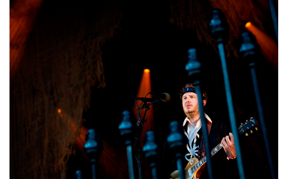 Ein wenig gequält sehen die Bandmitglieder bisweilen aus - andererseits spielt man Bon Iver-Songs ja auch nicht wirklich ...